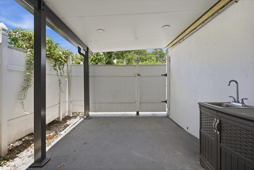 More Photos Of 3240 NW 7th St, Miami Office For Sale