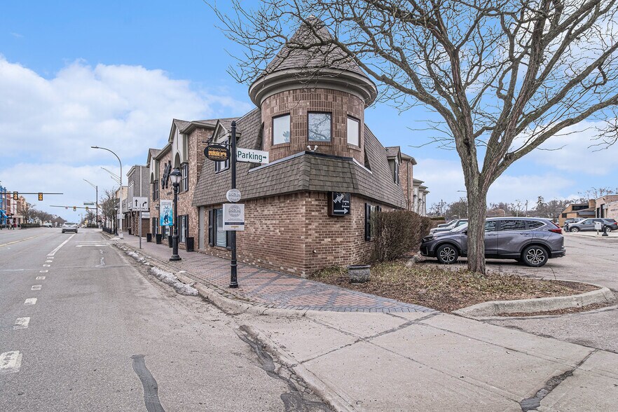 More Photos Of 33431 Grand River Ave, Farmington General Retail For Sale