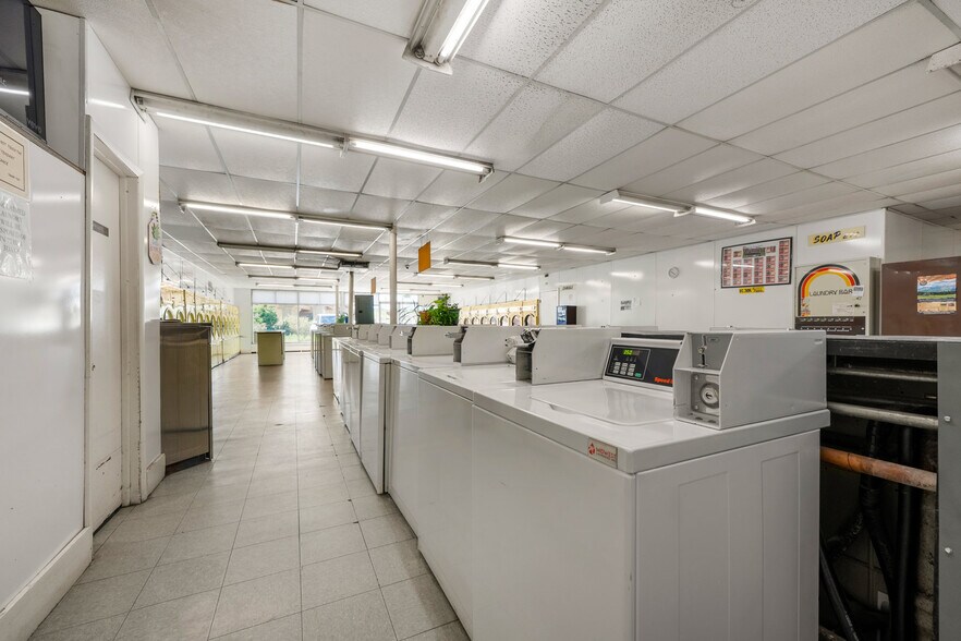 More Photos Of 416 State St, Trinidad Flex For Sale
