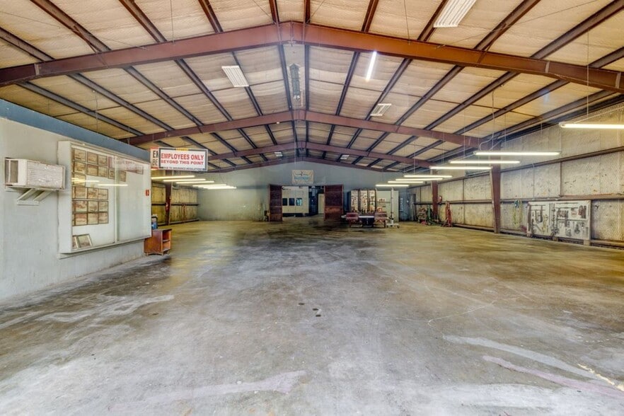 Primary Photo Of 805 Elm St, Bastrop Distribution For Sale