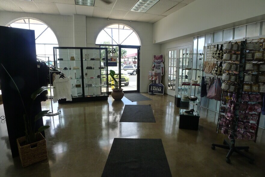 More Photos Of 318-337 W Olmos Dr, San Antonio Freestanding For Sale