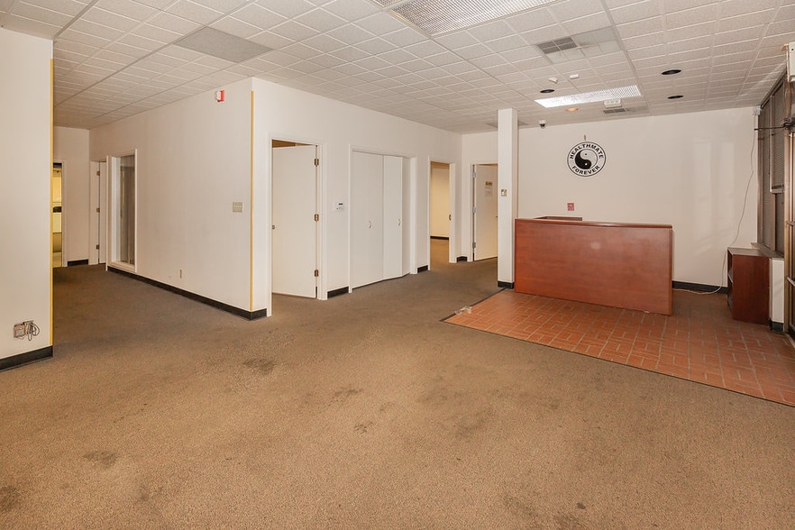 More Photos Of 8901 Washington St, Kansas City Showroom For Sale