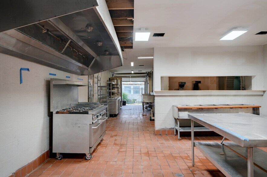 More Photos Of 2200-2204 S WW White Rd, San Antonio Restaurant For Lease
