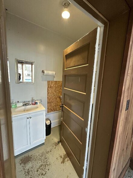 More Photos Of 101 Spring Arbor Rd, Concord Auto Repair For Sale