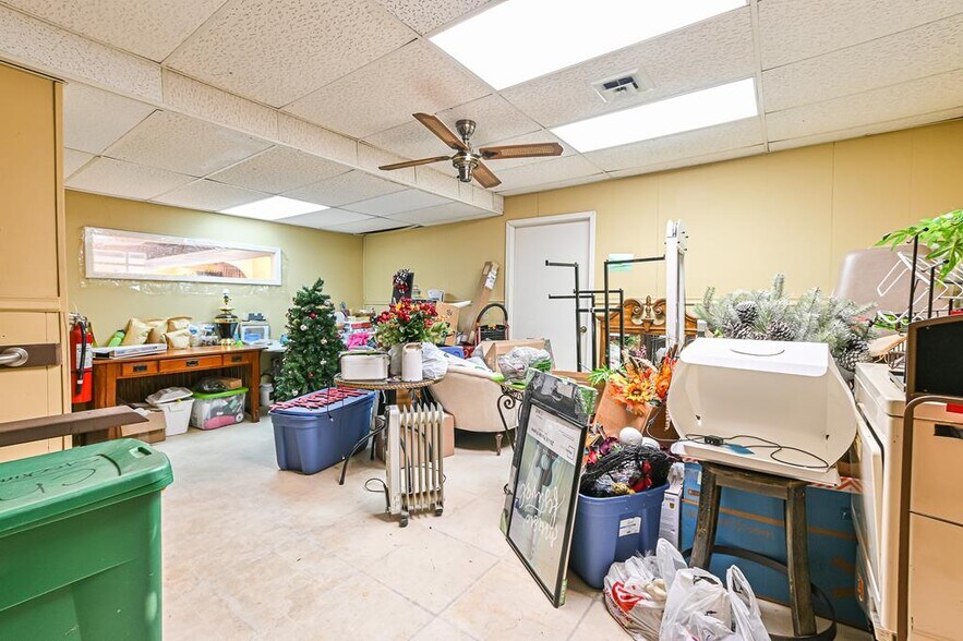 More Photos Of 1102 Mineral Wells Ave, Paris Office For Sale