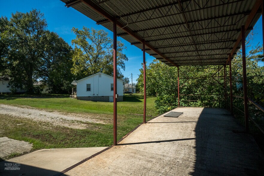 More Photos Of 94 E Adams St, Forsyth Warehouse For Lease