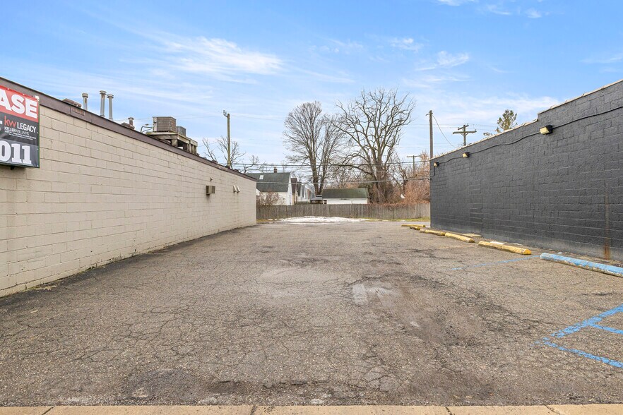 More Photos Of 26905 Plymouth Rd, Redford Township Freestanding For Lease