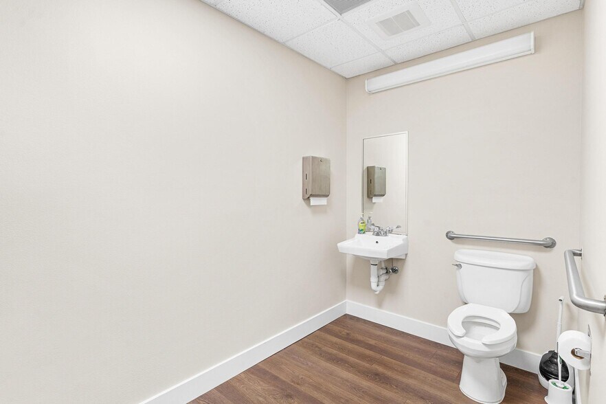 More Photos Of 920 ROLLING ACRES Rd, Lady Lake Medical For Sale