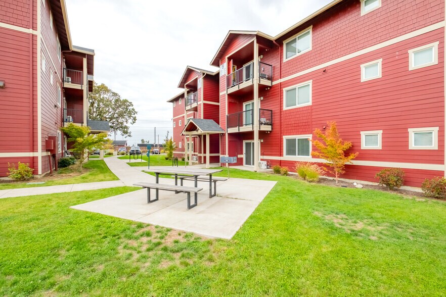 More Photos Of 13001 S Crompton's Ln, Molalla Apartments For Sale