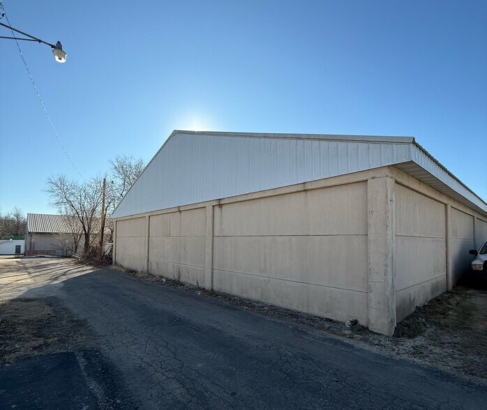 More Photos Of 104 11th St NE, Austin Warehouse For Lease
