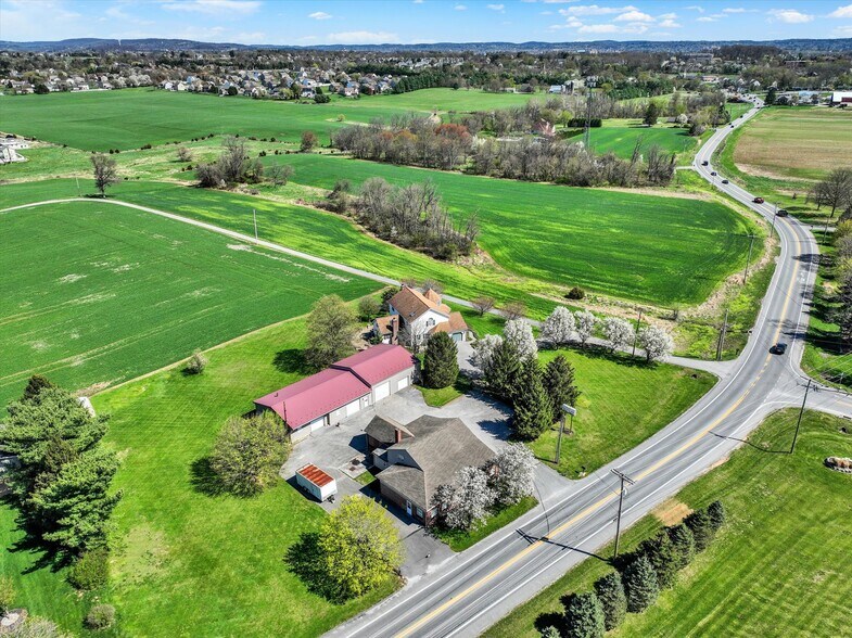 More Photos Of 2553 Roosevelt Ave, York Flex For Sale