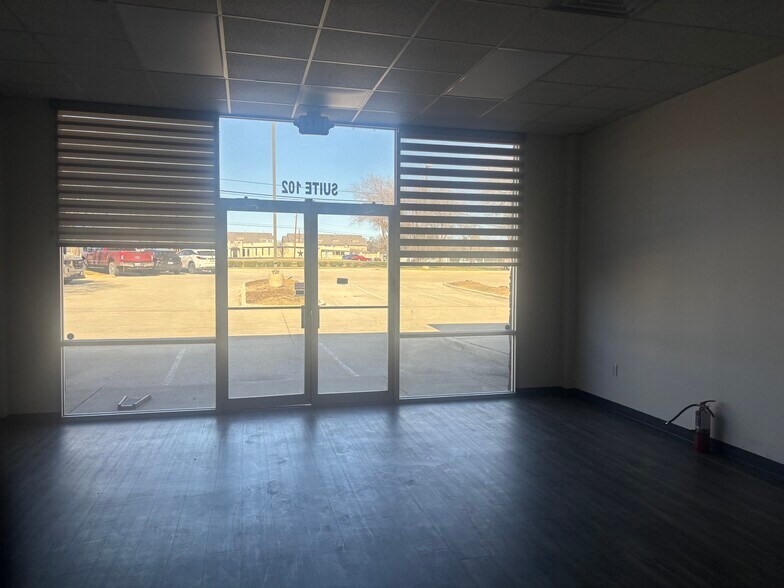 More Photos Of 801 W Euless Blvd, Euless Storefront For Lease