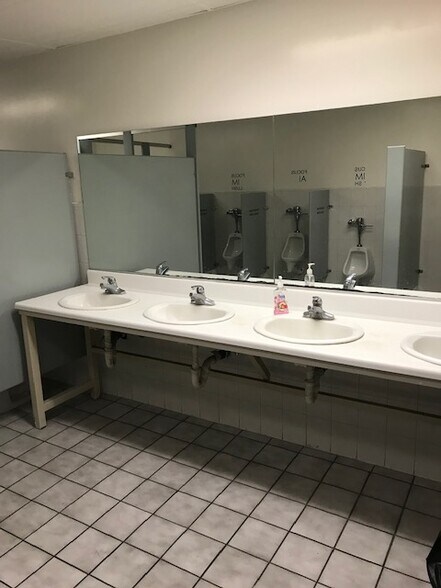More Photos Of 671 W Broadway, Glendale Manufacturing For Lease