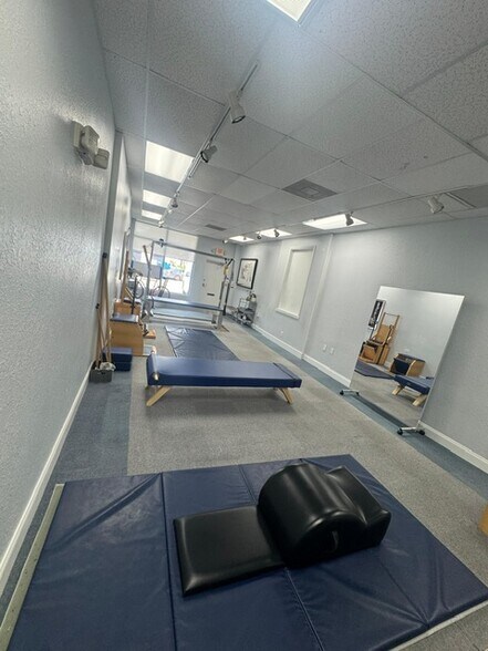 More Photos Of 2408-2412 N Dixie Hwy, Wilton Manors Warehouse For Lease