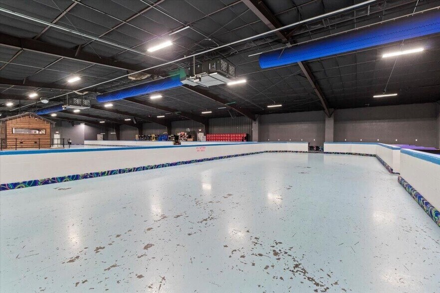 More Photos Of 1649 W US Highway 160, West Plains Skating Rink For Sale