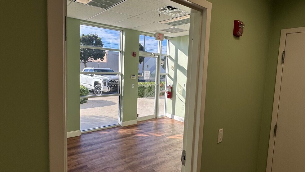 More Photos Of 740 S Powerline Rd, Deerfield Beach Warehouse For Lease