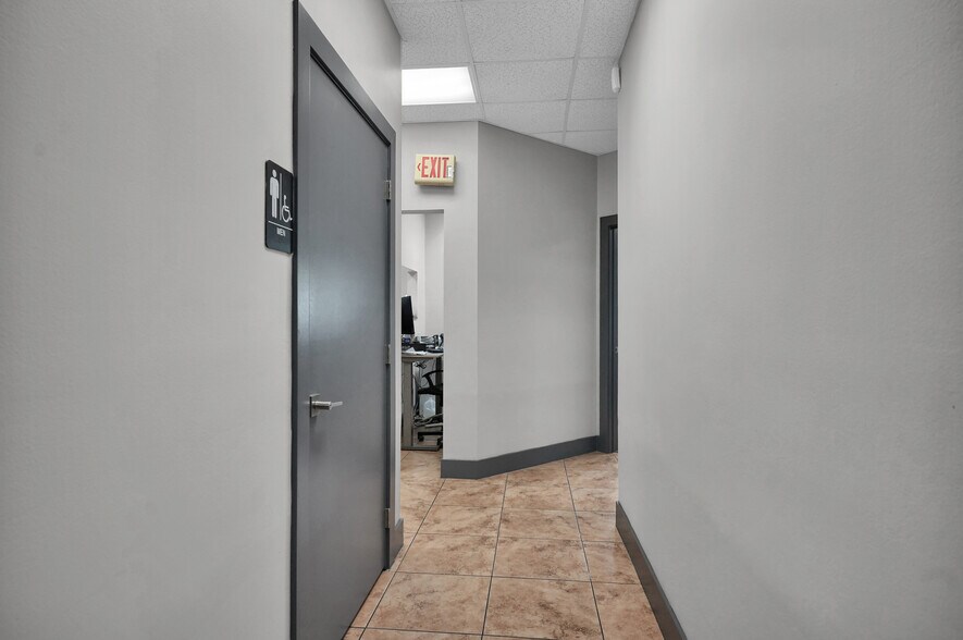 More Photos Of 8111-8119 NW 33rd St, Miami Warehouse For Sale