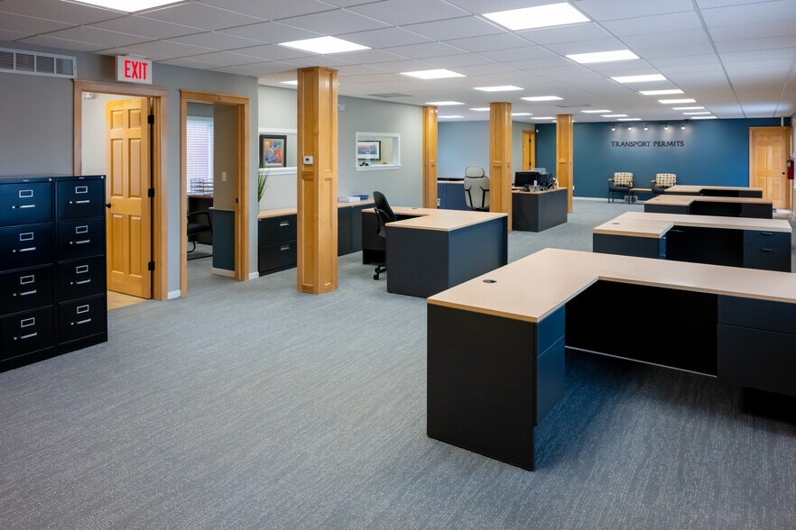 More Photos Of 1908 Grand Ave, West Des Moines Office For Lease