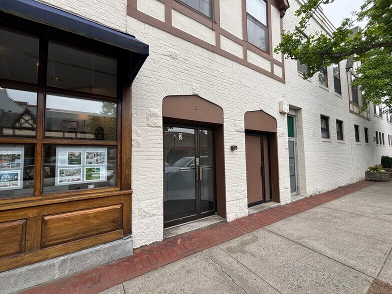 More Photos Of 2 Park Pl, Bronxville Storefront Retail Office For Lease