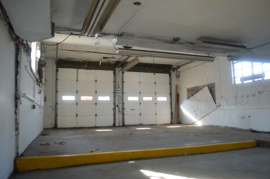 More Photos Of 5 Maple Ave, Oakland Warehouse For Lease