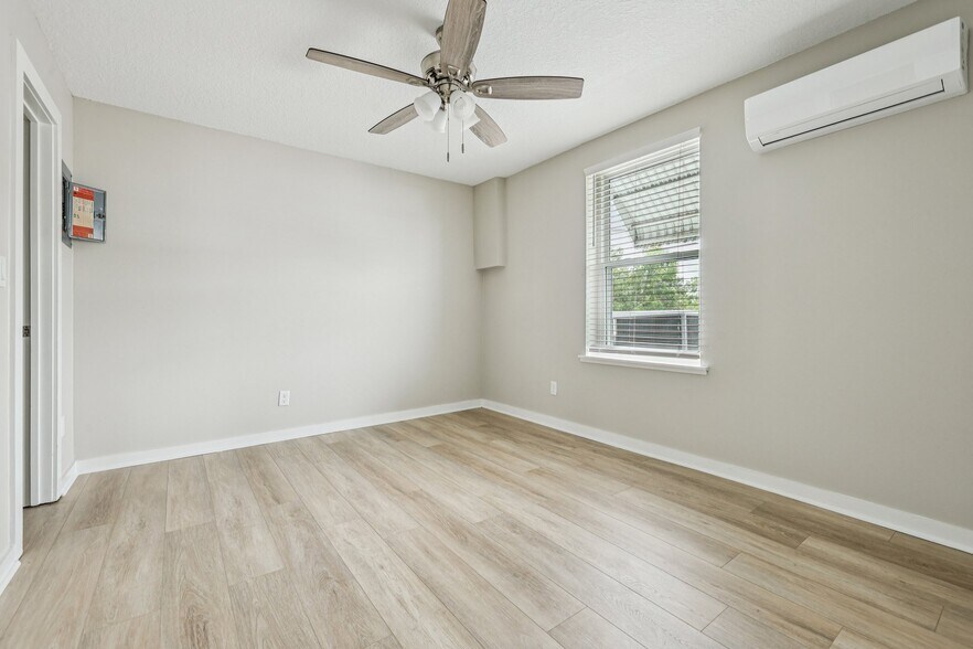 More Photos Of 801 W Montrose St, Clermont Restaurant For Sale