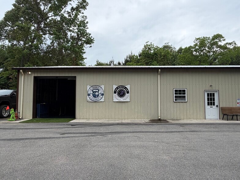 More Photos Of 1949 Dulsey Rd, Charleston Light Distribution For Lease