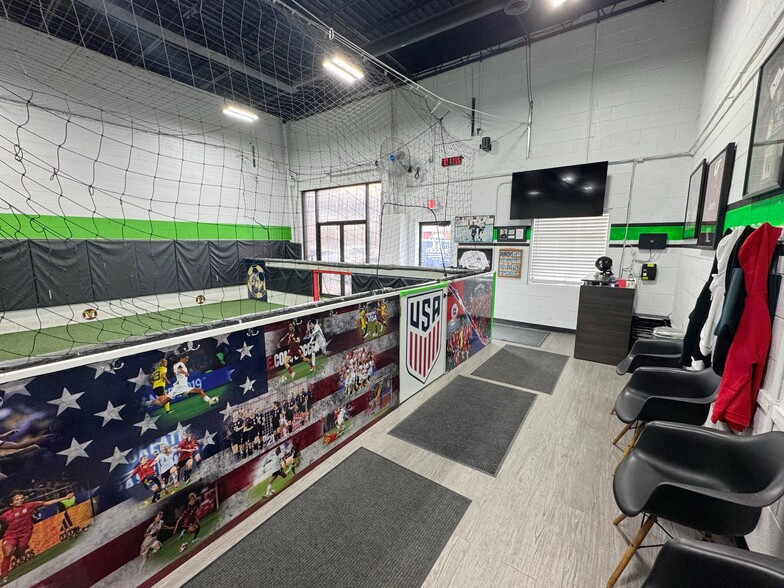 More Photos Of 8453 Tyco Rd, Vienna Light Distribution For Lease