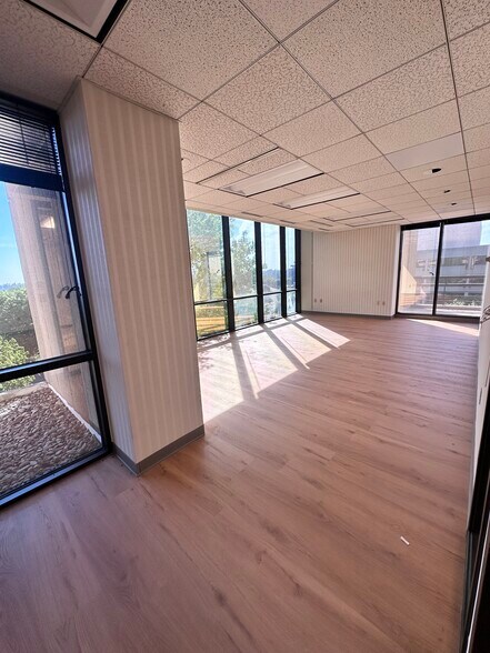 More Photos Of 730 Holiday Dr, Pittsburgh Office For Lease