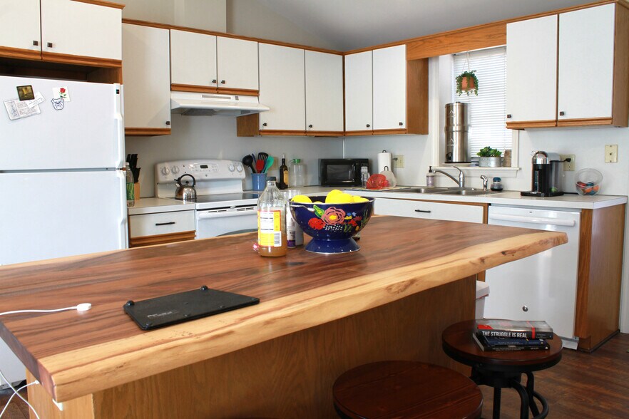 More Photos Of 400 E Main St, Mechanicsburg Office Residential For Sale