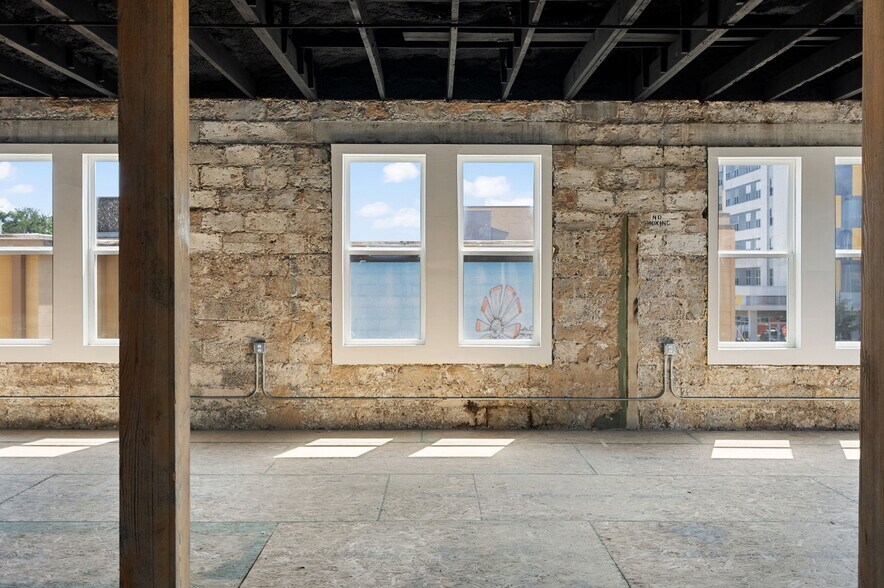 More Photos Of 211-215 E Hutchison St, San Marcos Storefront Retail Office For Lease