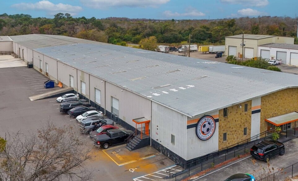 More Photos Of 366 W Taft Vineland Rd, Orlando Warehouse For Lease