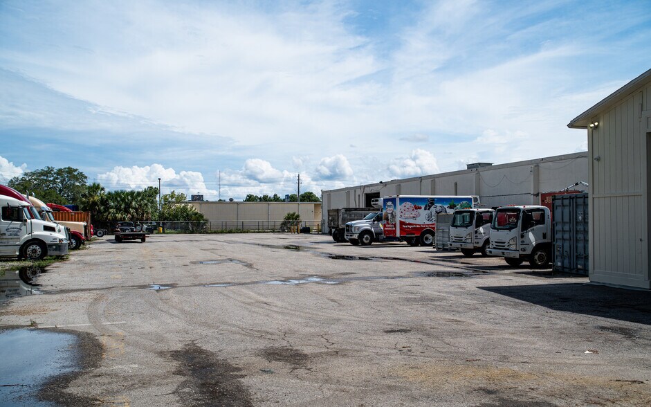 More Photos Of 5107 W University Blvd, Jacksonville Warehouse For Lease