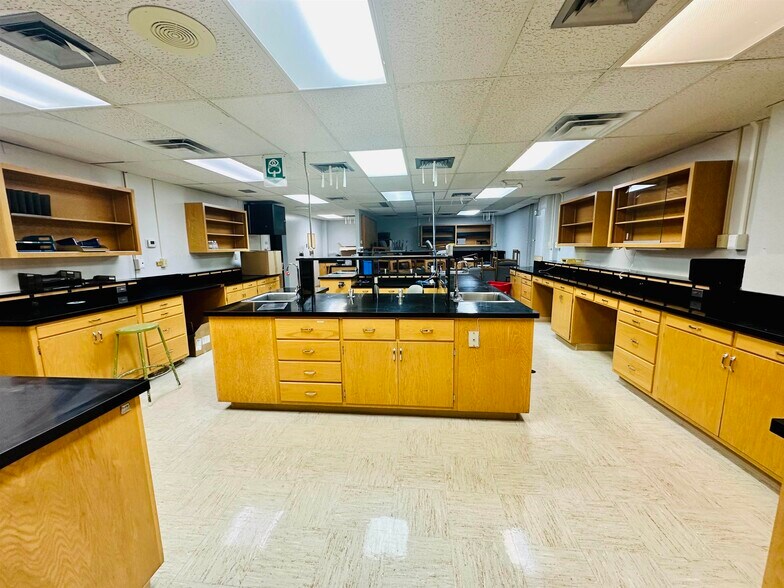 More Photos Of 2020 Central Ave, Dodge City Medical For Sale