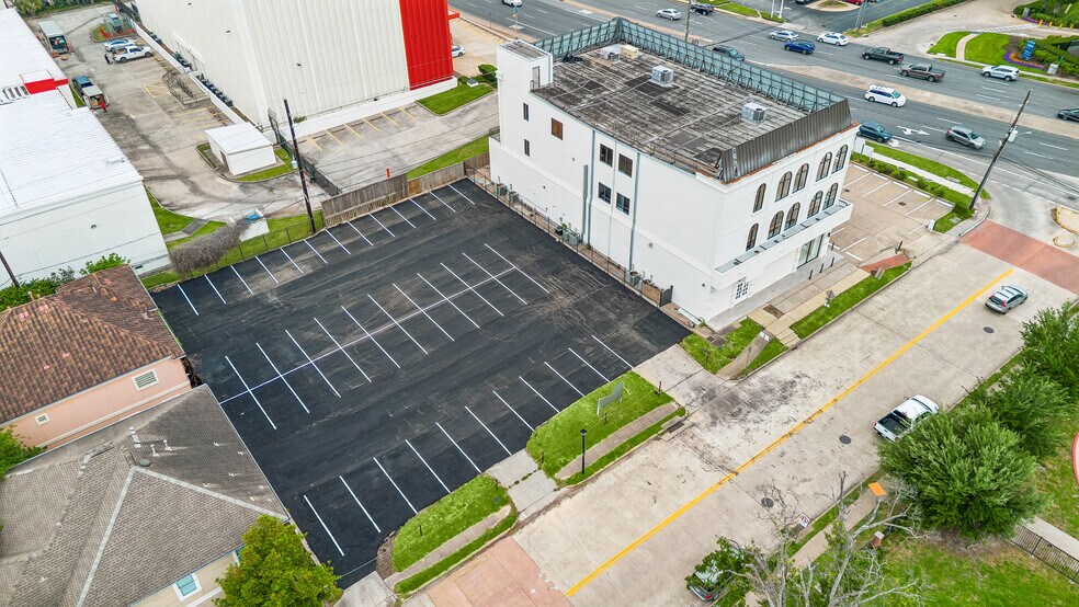 More Photos Of 5525 Westheimer Rd, Houston Freestanding For Lease