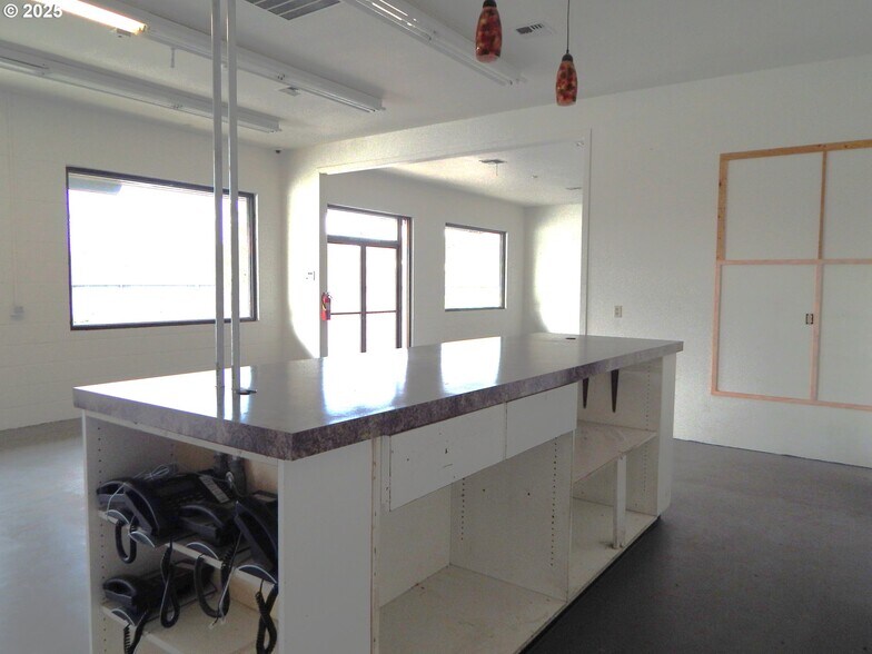 More Photos Of 330 NE Garden Valley Blvd, Roseburg Freestanding For Lease