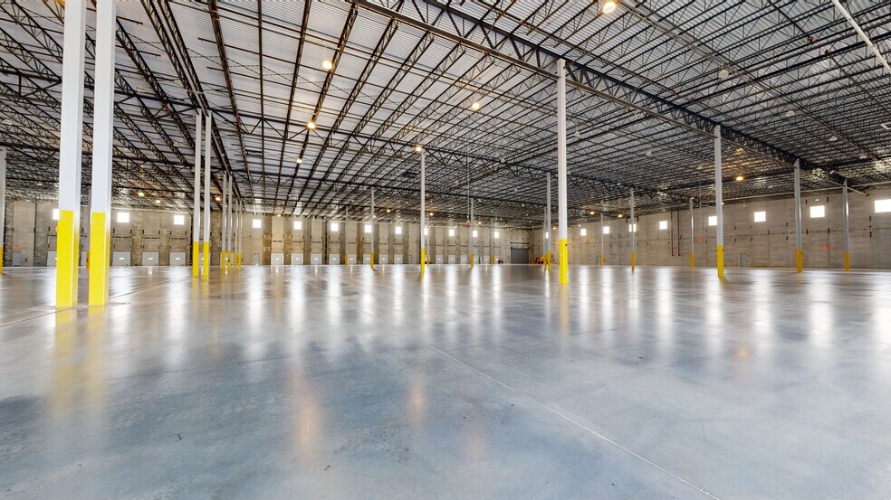 More Photos Of 1001 Express Drive North, Yaphank Unknown For Lease