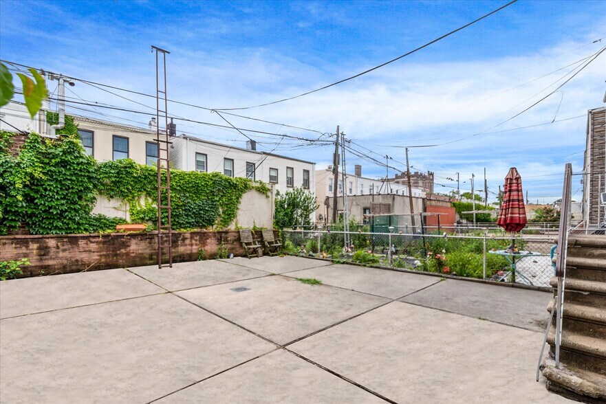 More Photos Of 7158 69th Pl, Glendale Apartments For Sale