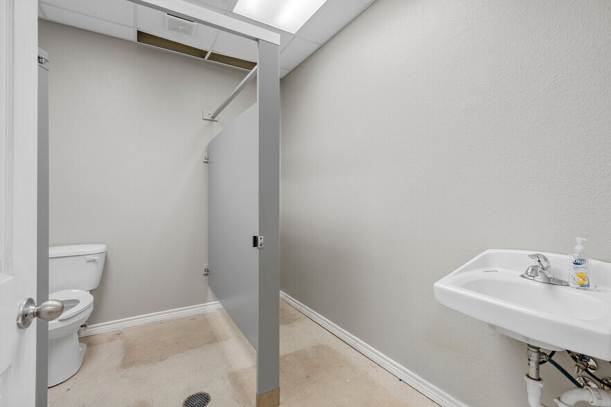 More Photos Of 219 Ave C, Rosebud General Retail For Sale