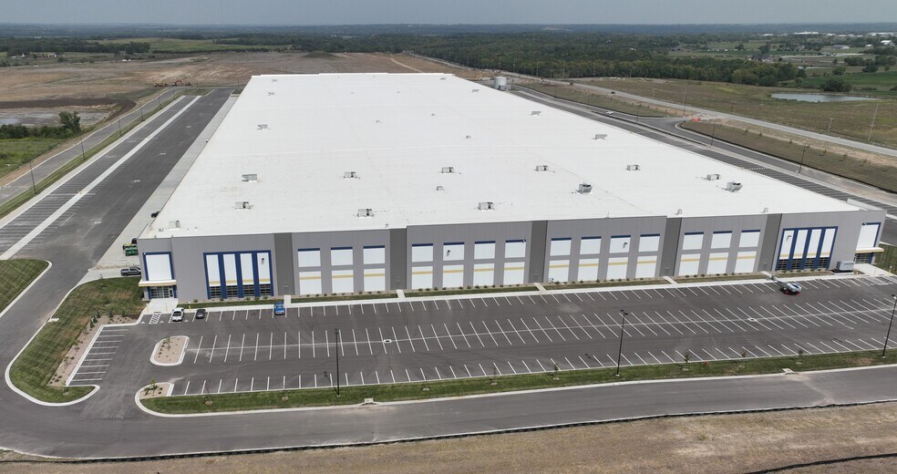 More Photos Of 10200 Edgerton Rd, De Soto Distribution For Lease