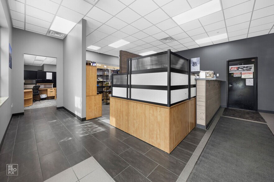 More Photos Of 650 E 107th St, Bolingbrook Coworking Space