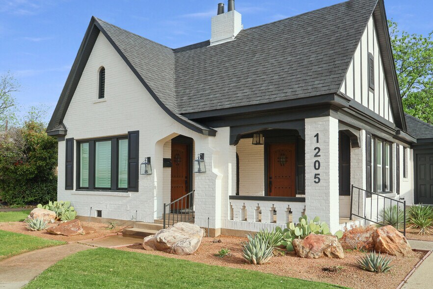 Primary Photo Of 1205 Main St, Garland Office For Lease