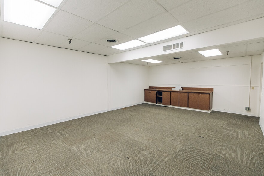More Photos Of 221-239 SE Madison St, Portland Warehouse For Sale