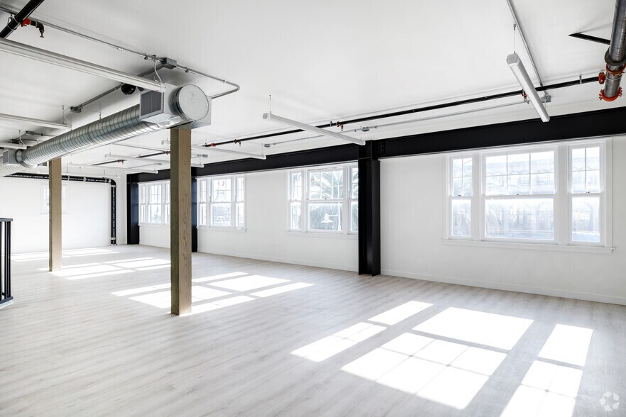 More Photos Of 1605 Ocean Front Walk, Santa Monica Storefront For Lease