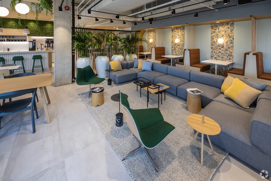 More Photos Of 111 Peter St, Toronto Office For Lease