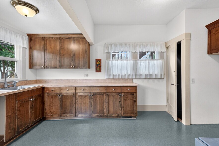 More Photos Of 8606 SE 17th Ave, Portland Office For Lease