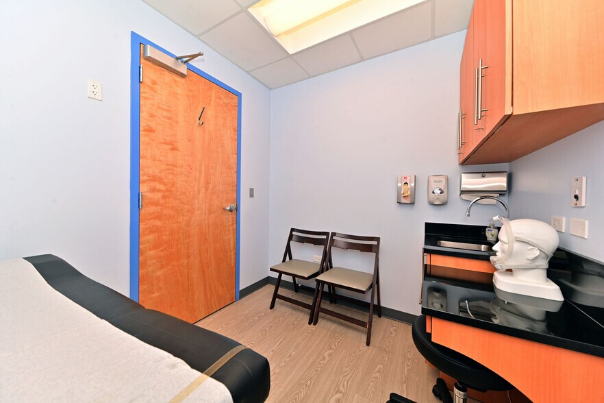 More Photos Of 2734 N Lincoln Ave, Chicago Office Residential For Lease