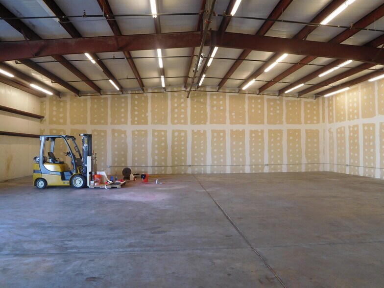 More Photos Of 3130 Strawberry Rd, Pasadena Service For Lease