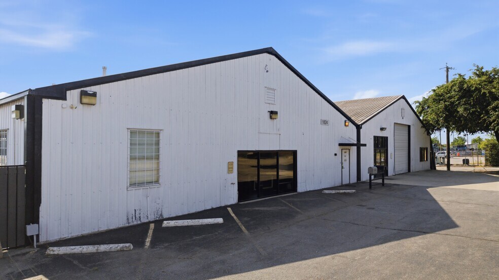 More Photos Of 1824 N 1st St, Garland Warehouse For Lease