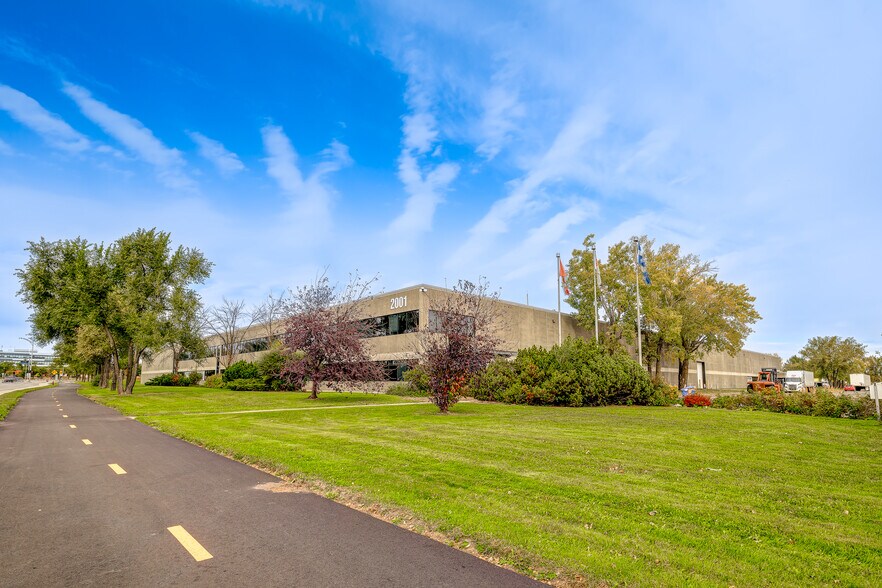 More Photos Of 2001 Boul Des Sources, Pointe-claire Warehouse For Lease