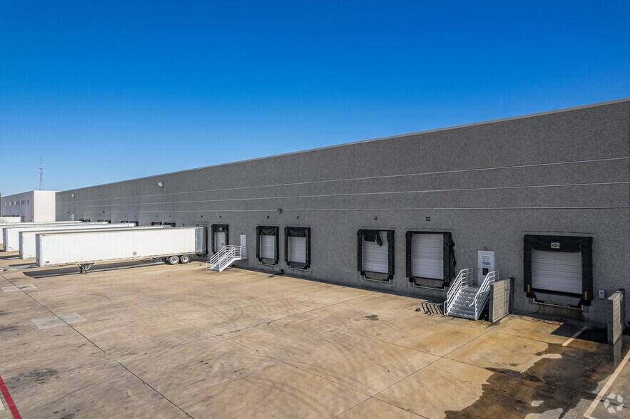 More Photos Of 3845 Grader St, Garland Distribution For Lease